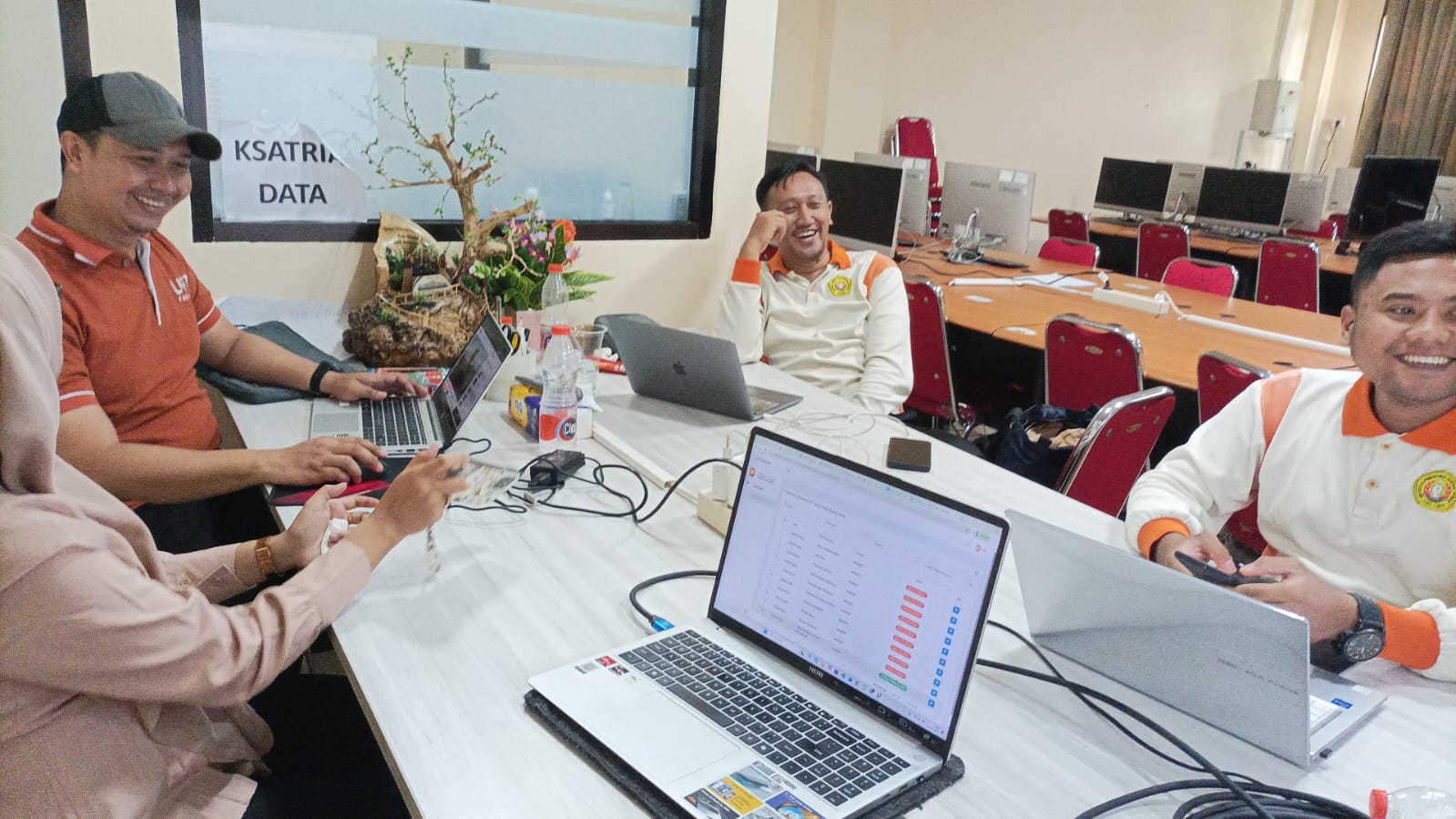 Gambar Momen Ketika Keran Hibah Riset Di Buka, Dosen Bisnis Digital UPN Veteran Jatim pun Sumringah